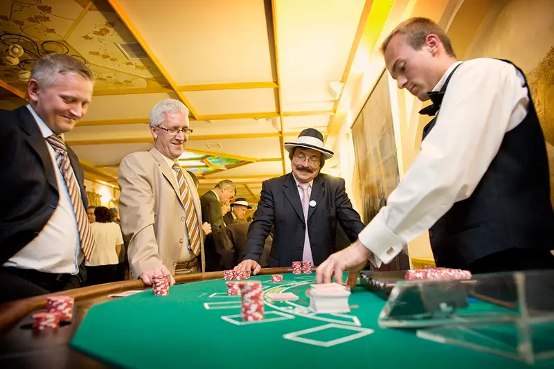 Stół do zabawy w Black Jack’a z obsługą krupiera