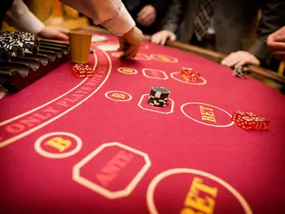 Stół do zabawy w Kości z obsługą krupiera - Organizacja imprez hotelowych, wynajem atrakcji hotelowych