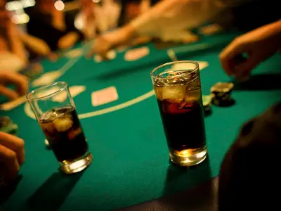 Stół do zabawy w Pokera Texas Hold’em - Organizacja imprez hotelowych, wynajem atrakcji hotelowych