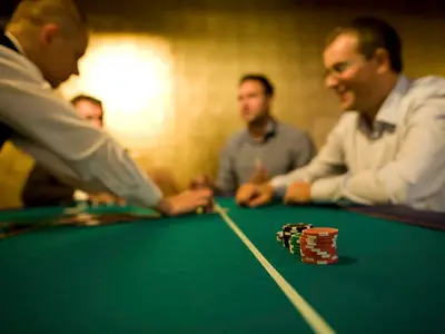 Stół do zabawy w Pokera Texas Hold’em - Organizacja imprez hotelowych, wynajem atrakcji hotelowych