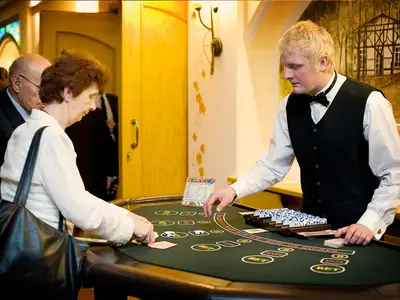 Stół do zabawy w Pokera z obsługą krupiera - Organizacja imprez hotelowych, wynajem atrakcji hotelowych - zdjęcie 1