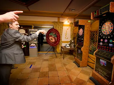 Turniej w darta - Organizacja imprez hotelowych, wynajem atrakcji hotelowych - zdjęcie 1