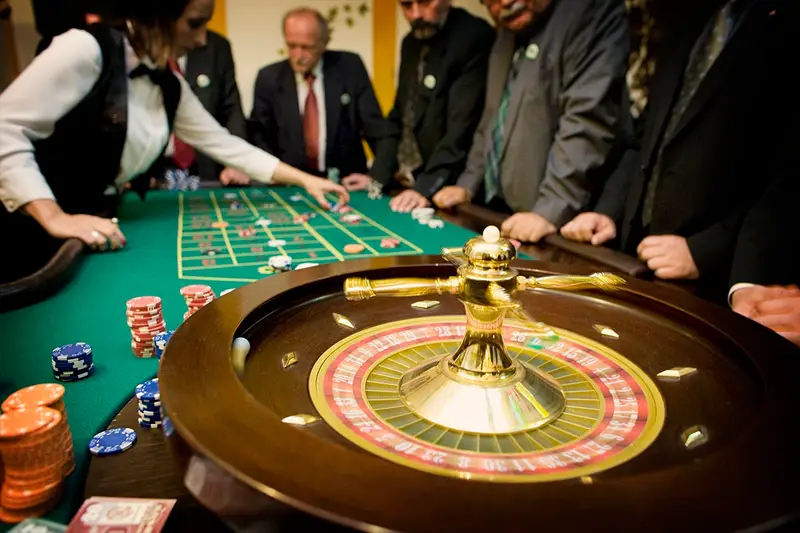 Stół do zabawy w Ruletkę z obsługą krupiera