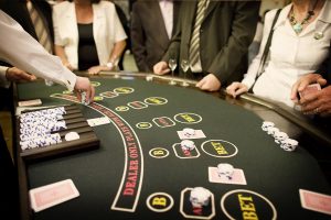 Stół do zabawy w pokera z obsługą krupiera -Zabawa w kasyno, kasynowy najem