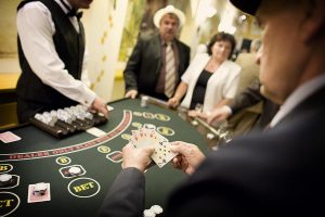 Stół do zabawy w pokera z obsługą krupiera -Zabawa w kasyno, kasynowy najem