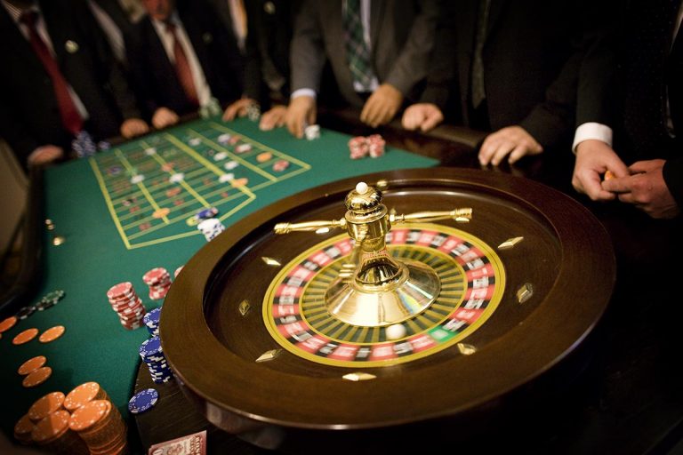 Stół do zabawy w ruletkę z obsługą krupiera -Zabawa w kasyno, kasynowy najem