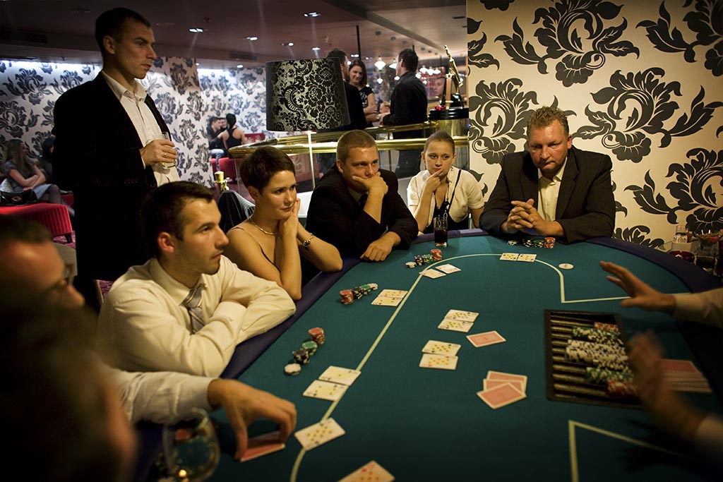 Stół do zabawy w Pokera Texas Holdem - Zabawa w kasyno, kasynowy najem