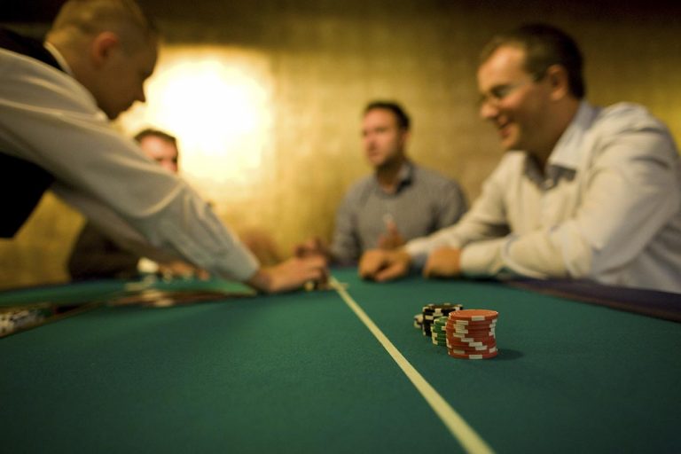 Stół do zabawy w Pokera Texas Holdem - Zabawa w kasyno